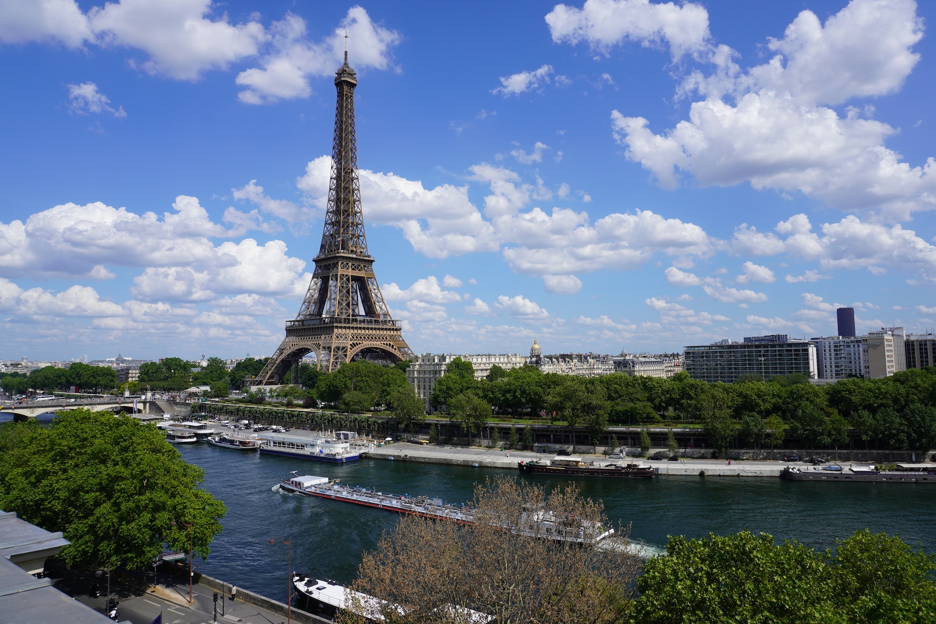 Eiffel Tower: where to see the monument apart from in Paris?